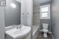 Main house 4-piece bathroom - 