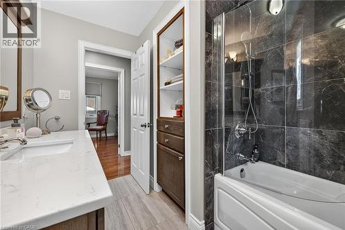 5590 Blind Line, Burlington, ON - Indoor Photo Showing Bathroom
