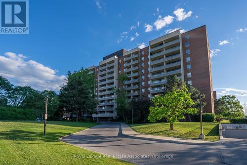 813 - 9 FOUR WINDS DRIVE  Toronto, ON M3J 2S8