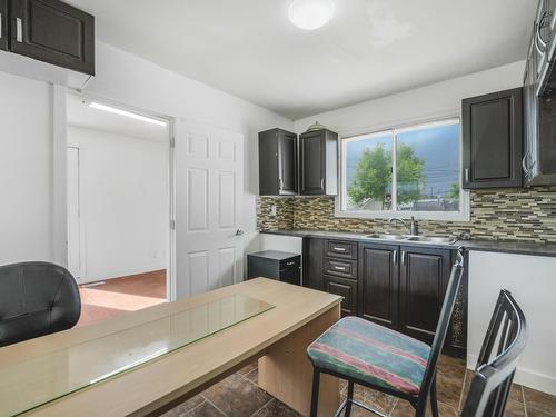 Edmonton, Alberta - Indoor Photo Showing Kitchen