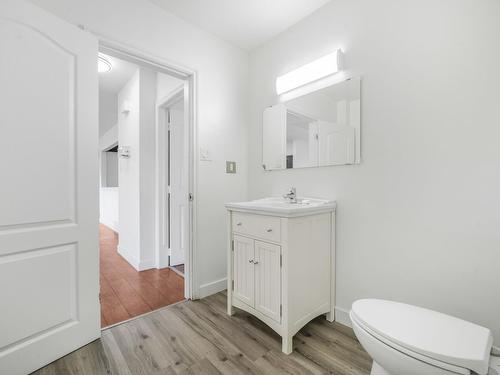 Edmonton, Alberta - Indoor Photo Showing Bathroom