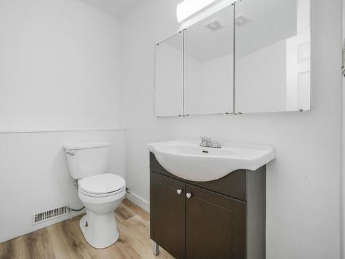 Edmonton, Alberta - Indoor Photo Showing Bathroom
