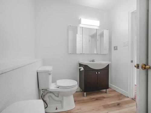 Edmonton, Alberta - Indoor Photo Showing Bathroom