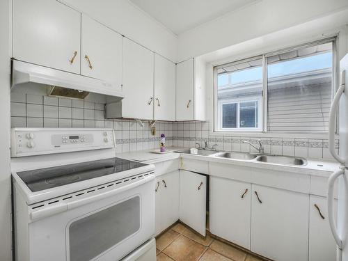 Edmonton, Alberta - Indoor Photo Showing Kitchen With Double Sink