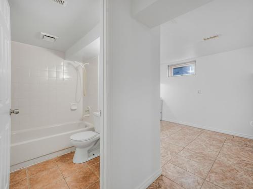 Edmonton, Alberta - Indoor Photo Showing Bathroom
