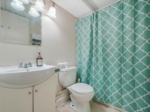 Edmonton, Alberta - Indoor Photo Showing Bathroom