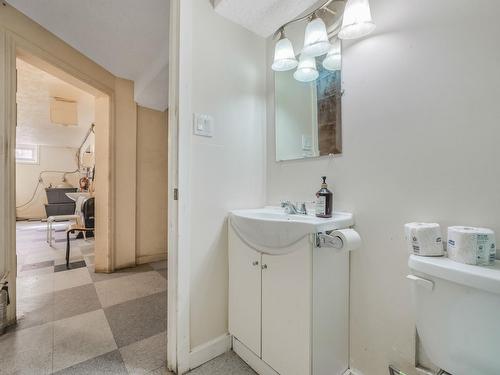 Edmonton, Alberta - Indoor Photo Showing Bathroom