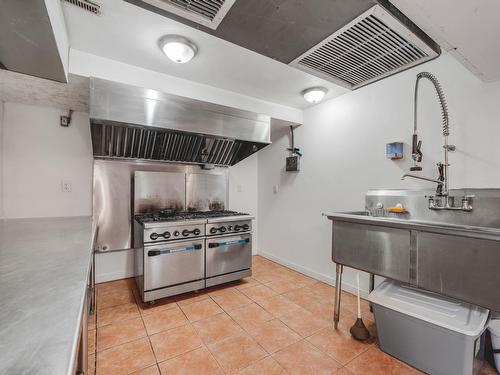 Edmonton, Alberta - Indoor Photo Showing Kitchen