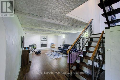 15 Booth Street E, Mapleton, ON 