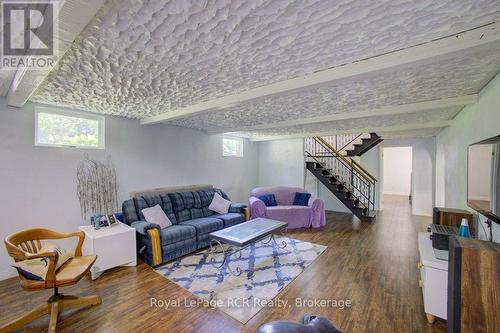 15 Booth Street E, Mapleton, ON 