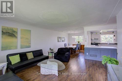15 Booth Street E, Mapleton, ON 