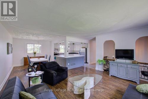 15 Booth Street E, Mapleton, ON 