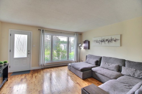 Salon - 676 Rue Des Joncs, Val-D'Or, QC 