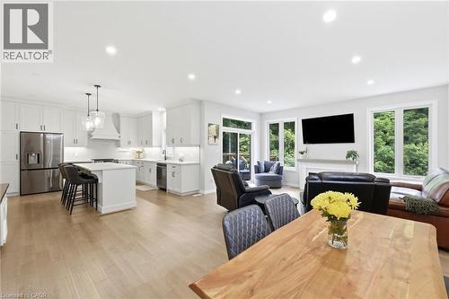 Open-concept living space featuring light wood-finish flooring throughout - 39 Dunning Way, St. Thomas, ON 