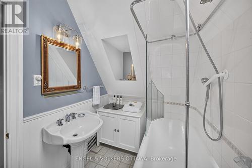 4pc ensuite with skylight - 119 Strathcona Avenue, Ottawa, ON 