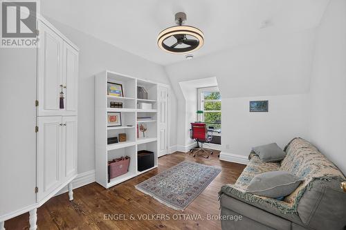Access through to the other rooms and bathroom. - 119 Strathcona Avenue, Ottawa, ON 