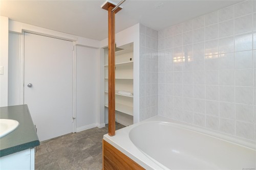 367 Vincent Ave, Saanich, BC 