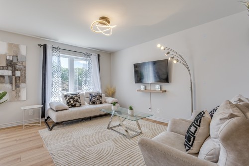 Salon - 25 Rue Bowron, Huntingdon, QC - Indoor Photo Showing Living Room