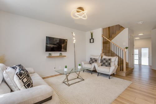 Salon - 25 Rue Bowron, Huntingdon, QC - Indoor Photo Showing Living Room