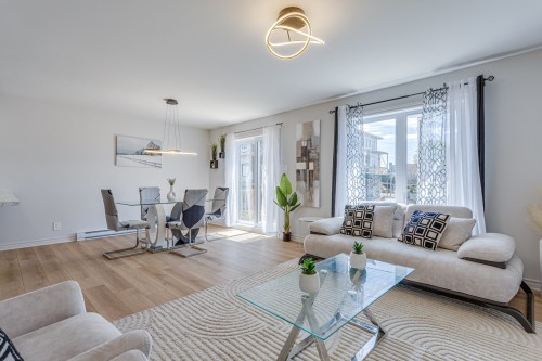 Salon - 25 Rue Bowron, Huntingdon, QC - Indoor Photo Showing Living Room