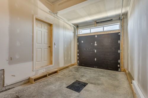 Garage - 25 Rue Bowron, Huntingdon, QC - Indoor Photo Showing Garage
