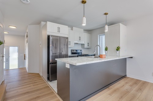 Cuisine - 25 Rue Bowron, Huntingdon, QC - Indoor Photo Showing Kitchen With Upgraded Kitchen