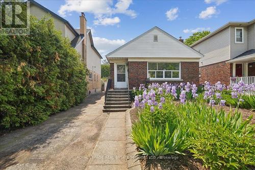 32 WOODLAND PARK ROAD  Toronto, ON M1N 2X6