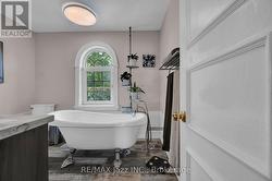 3pc Prim ensuite with heated floor & clawfoot tub - 