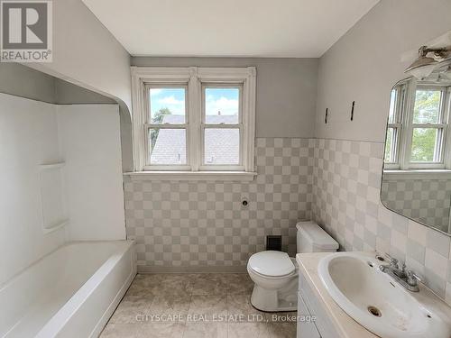 Main 4pc Bathroom - 238 Lancaster Street W, Kitchener, ON 