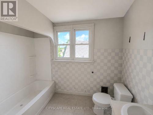 Main 4pc Bathroom - 238 Lancaster Street W, Kitchener, ON 