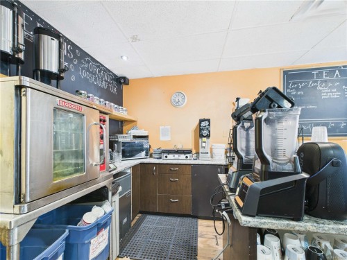 #102-2417 Beacon Ave, Sidney, BC 