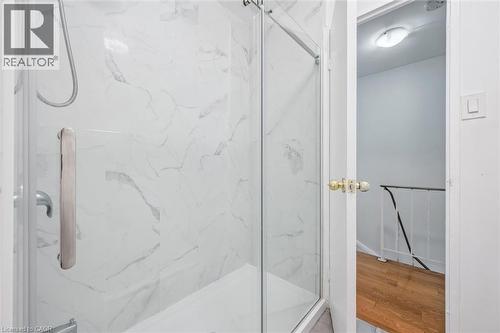Fresh clean four piece bathroom - 178 Westcourt Place, Waterloo, ON 