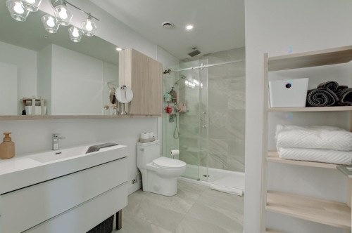 Salle de bains - 1008-10 Av. Donegani, Pointe-Claire, QC 
