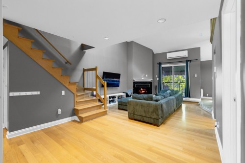 Salon - 407-7 Rue St-Léandre, Saint-Jérôme, QC 
