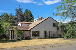 1871 Fairburn Dr Saanich, BC V8N 5B4