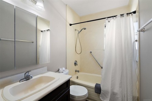 1871 Fairburn Dr, Saanich, BC 