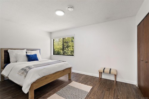 1871 Fairburn Dr, Saanich, BC 