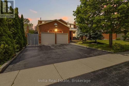 Triple Car Driveway & Alley Door - 2014 Golden Briar Trail, Oakville, ON 