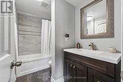 Main Bathroom - Semi en-suite - 