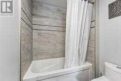 Main Bathroom - Semi en-suite - 