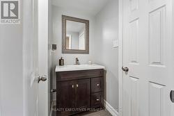 Main Bathroom - Semi en-suite - 