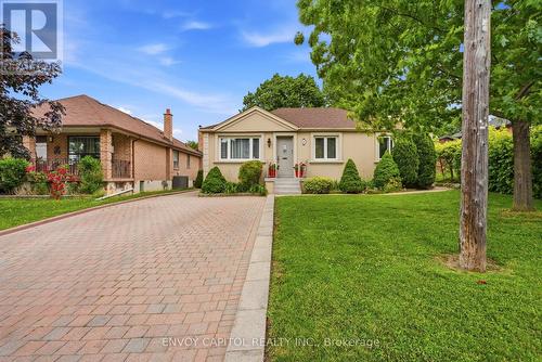26 DEEVALE ROAD  Toronto, ON M3M 1Z3