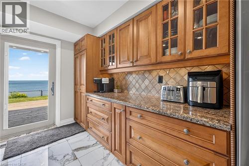 15 Cheval Drive, Grimsby, ON - Indoor Photo Showing Kitchen