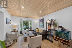 Bay window lights the bright Livingroom with wood - 