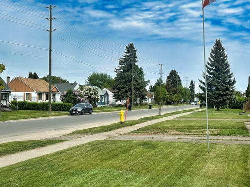 242 Empire Ave, Thunder Bay, ON 