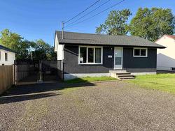 17 Velva Avenue Thunder Bay, ON P7A 6N4