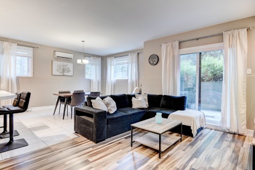 Salon - 102-56 Rue St-Pierre, Saint-Constant, QC - Indoor Photo Showing Living Room