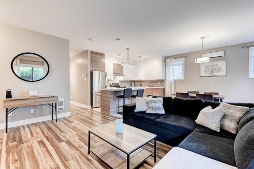 Salon - 102-56 Rue St-Pierre, Saint-Constant, QC - Indoor Photo Showing Living Room