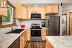 Spacious, functional kitchen - 