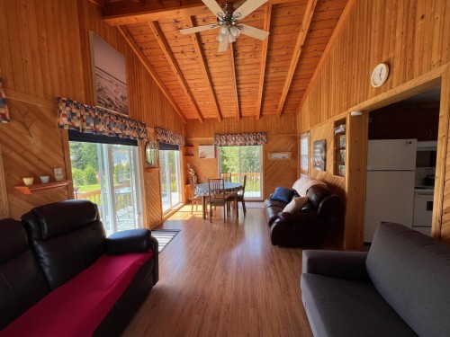 Salon - 36 Rue Bourg, Carleton-Sur-Mer, QC 